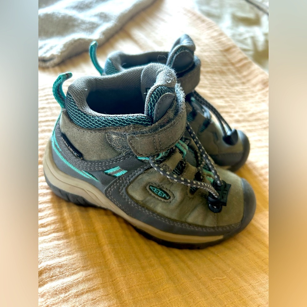 Keen toddler hiking boot - size 8